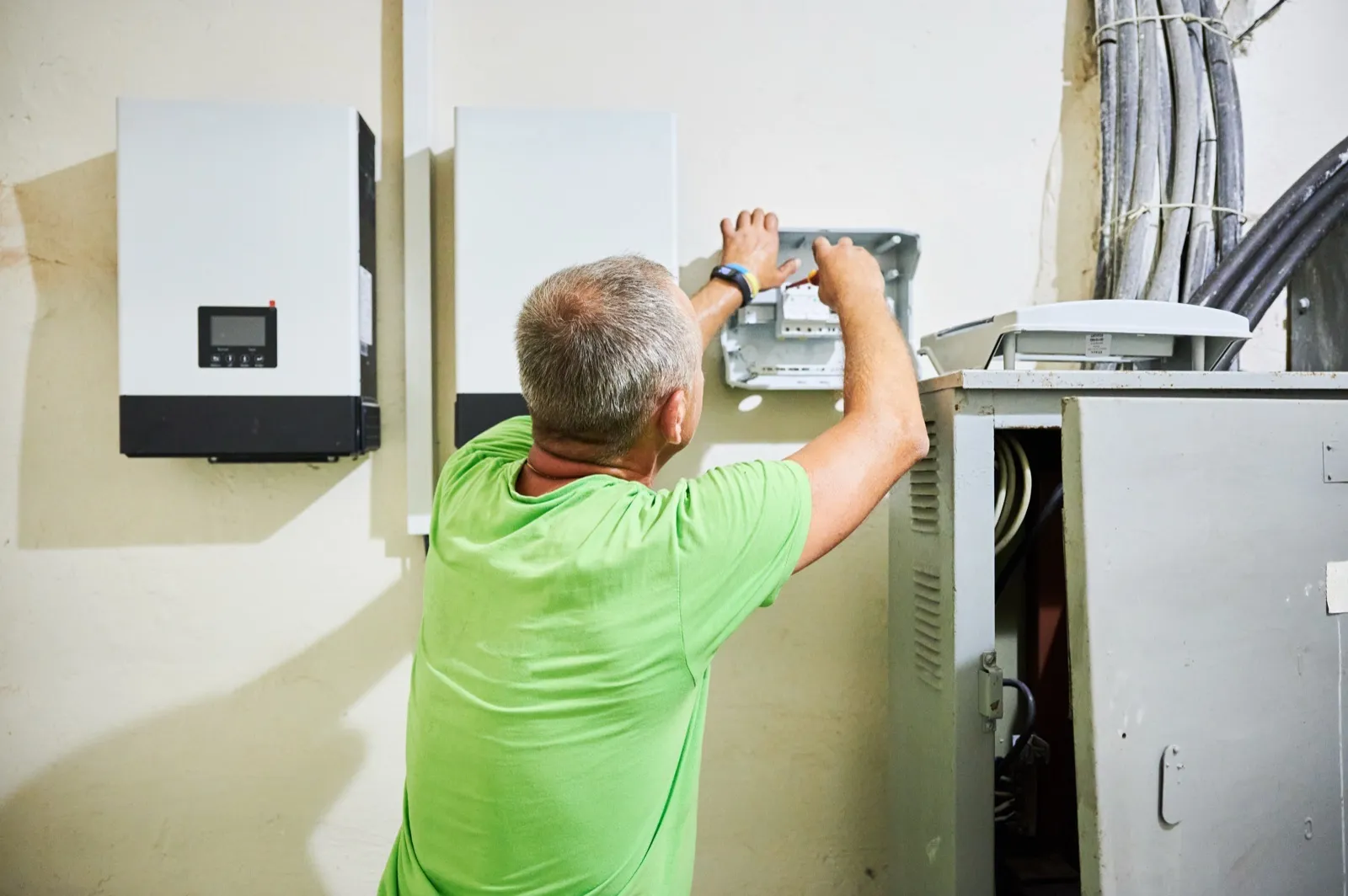 Elektryk montujący instalację magazynu energii u klienta NEXBE
