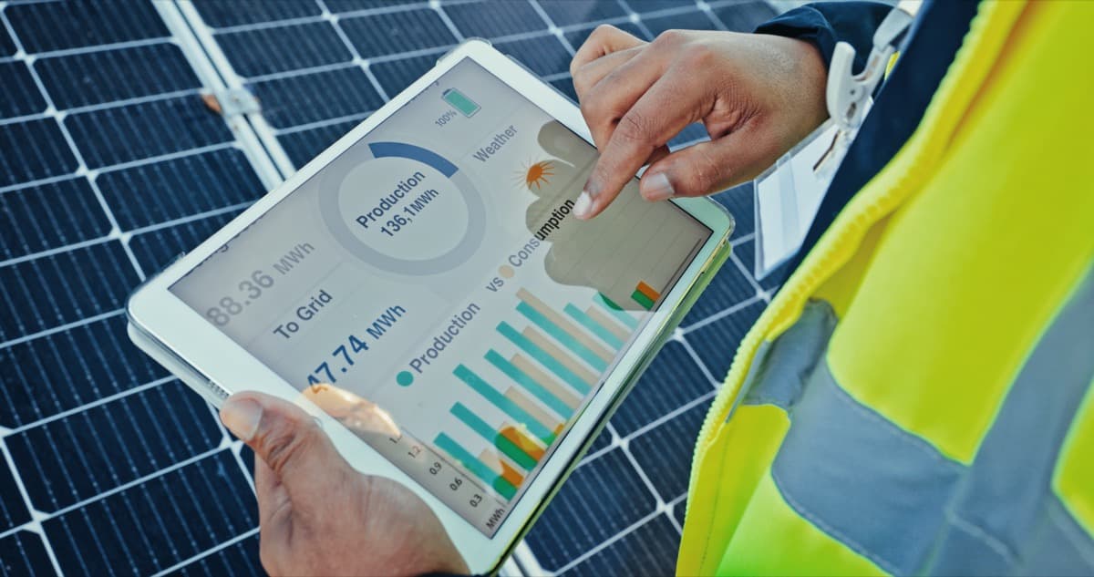 Instalator sprawdza parametry magazynu energii na tablecie